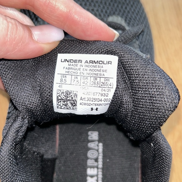 Dude shoes! Under Armour ‘charged pursuit’ black sneakers - Picture 3 of 3